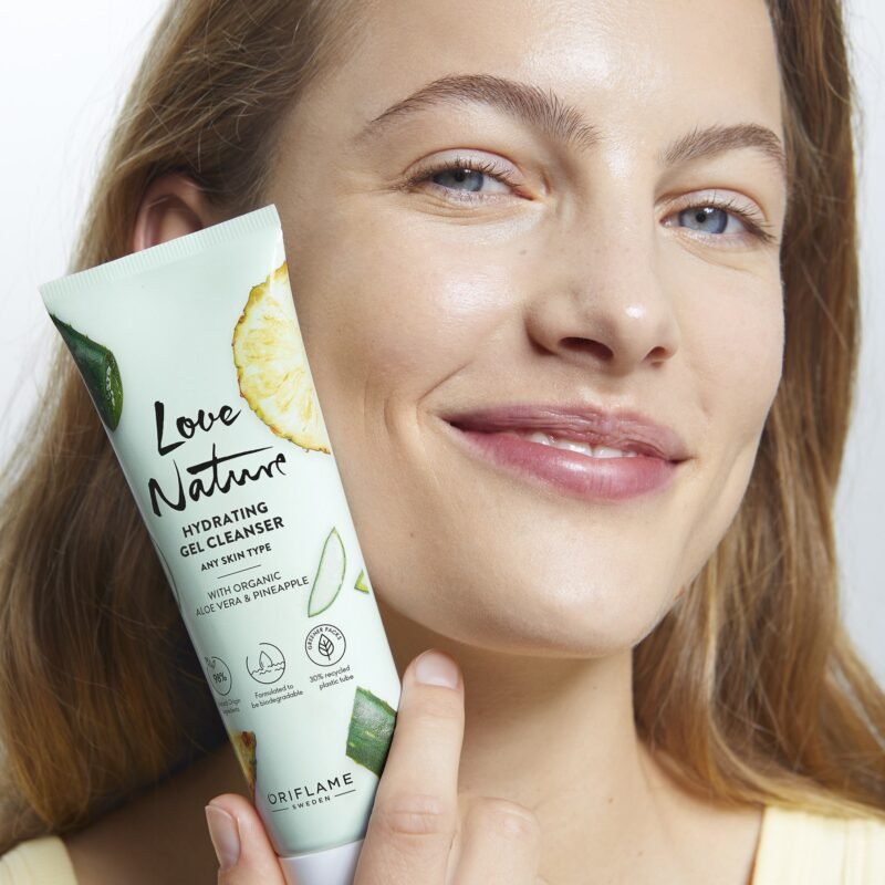 Hydrating Gel Cleanser with Organic Aloe Vera & Pineapple ( 125 ml ) - Image 4