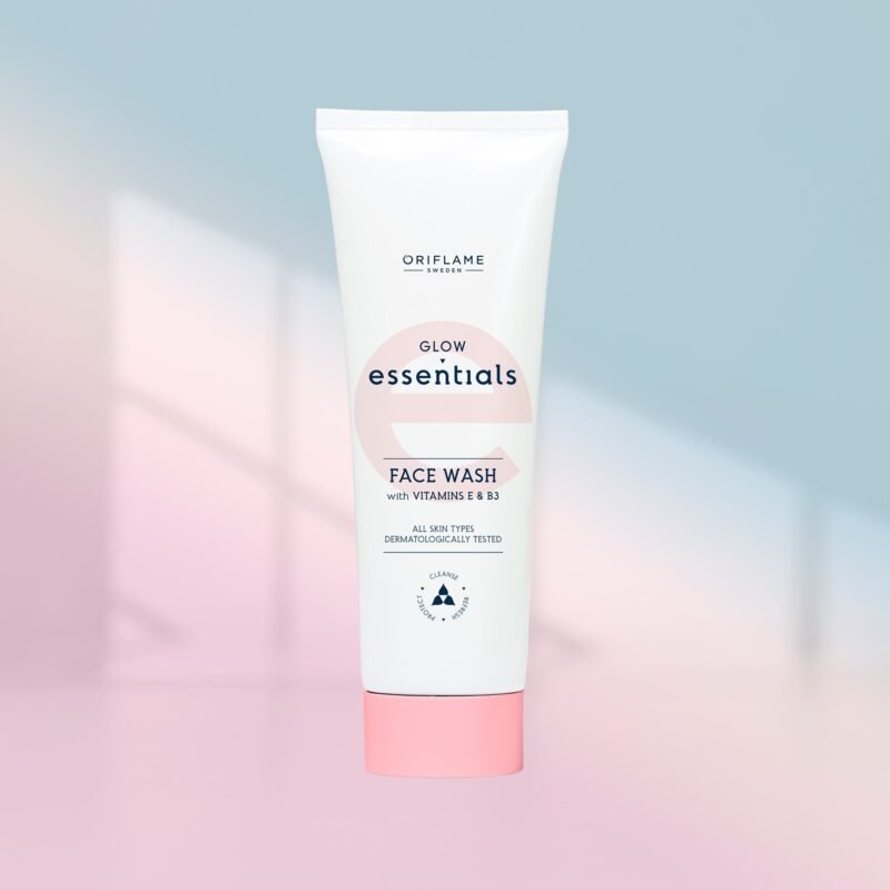 Glow Essentials Face Wash with Vitamins E & B3 ( 125 ml ) - Image 4